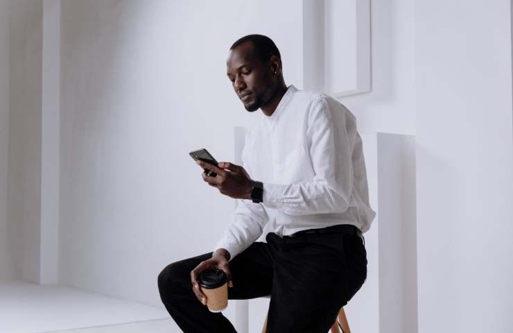 Uomo con lo smartphone