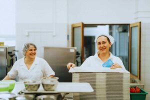 donne in cucina