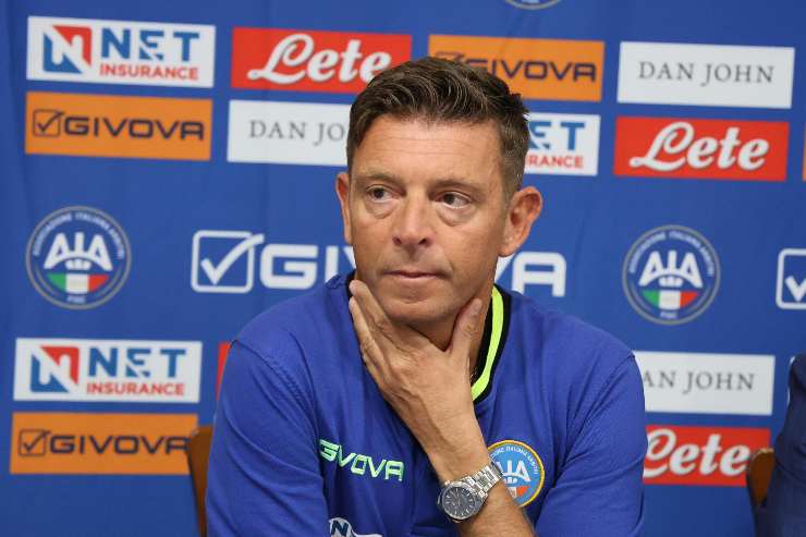 gianluca Rocchi si tocca il collo