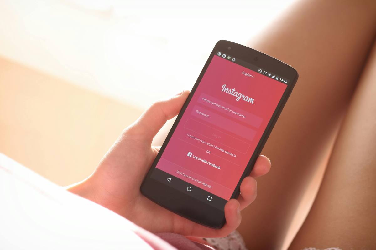 logo instagram su smartphone