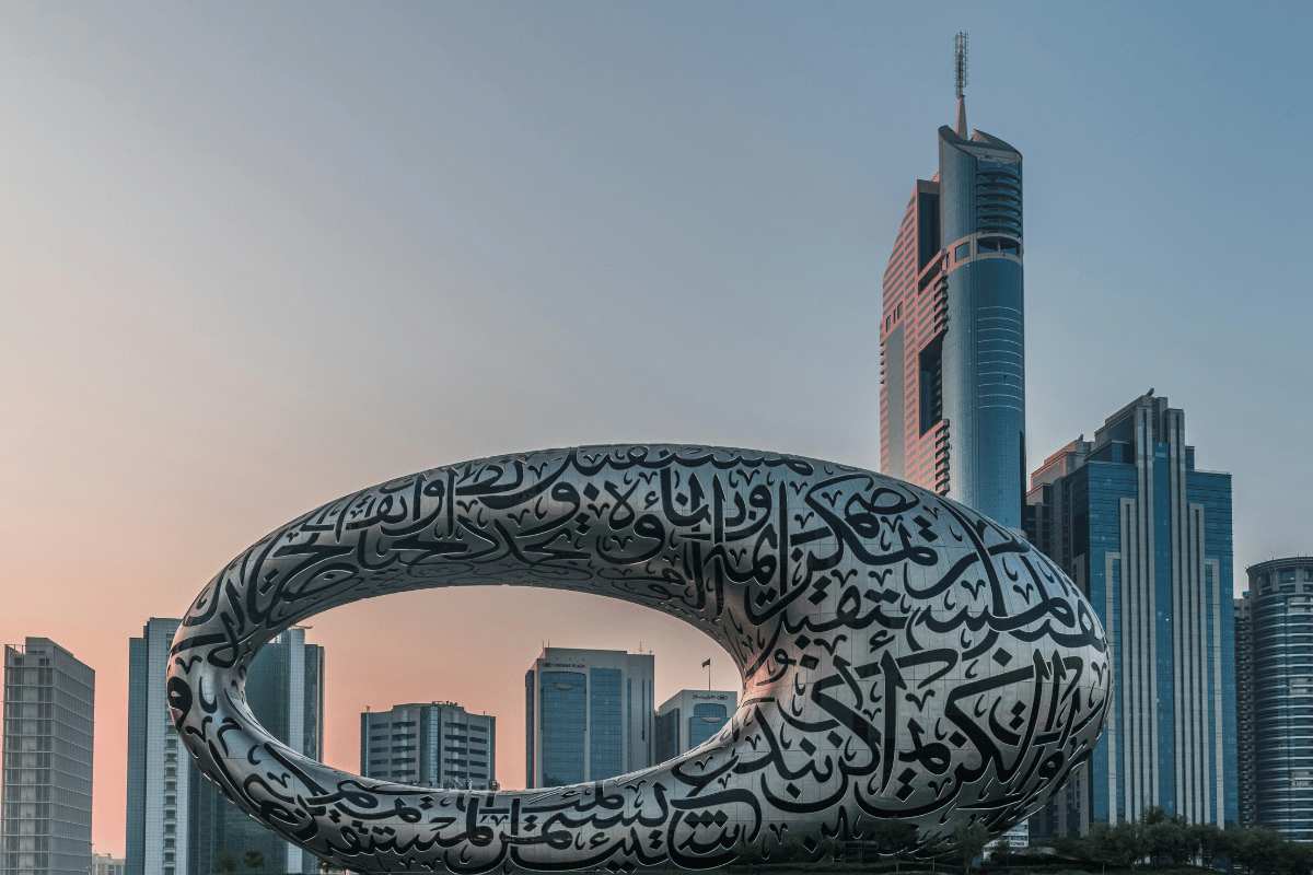museo del futuro in lontananza
