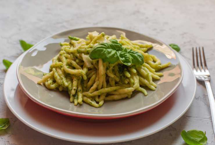 piatto di trofie con zucchine