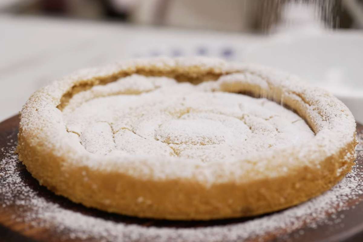 Torta alle mandorle con zucchero a velo