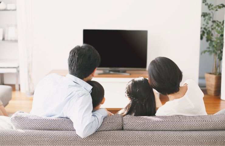 Famiglia guarda la TV