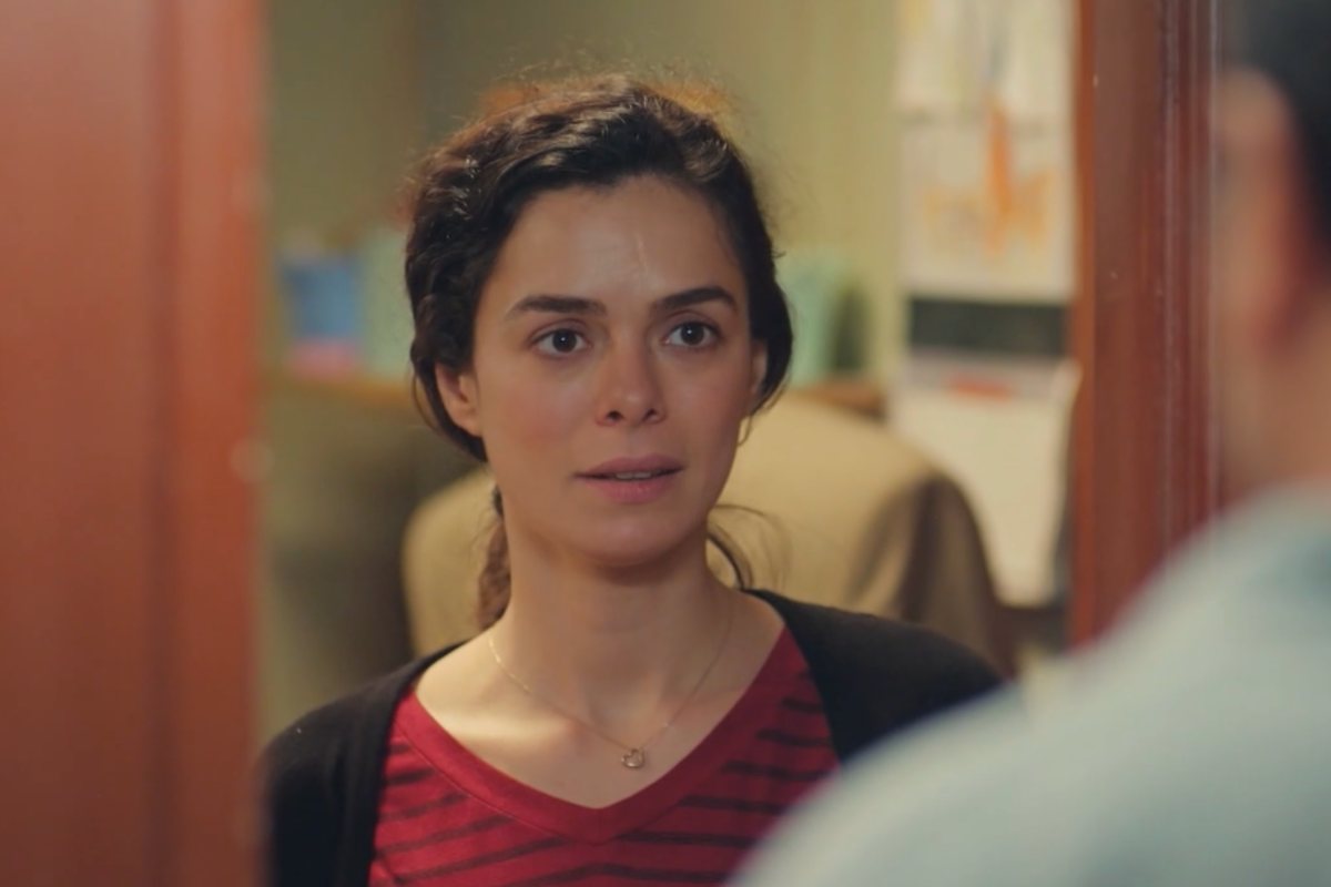 Bahar con un leggero sorriso sulle labbra